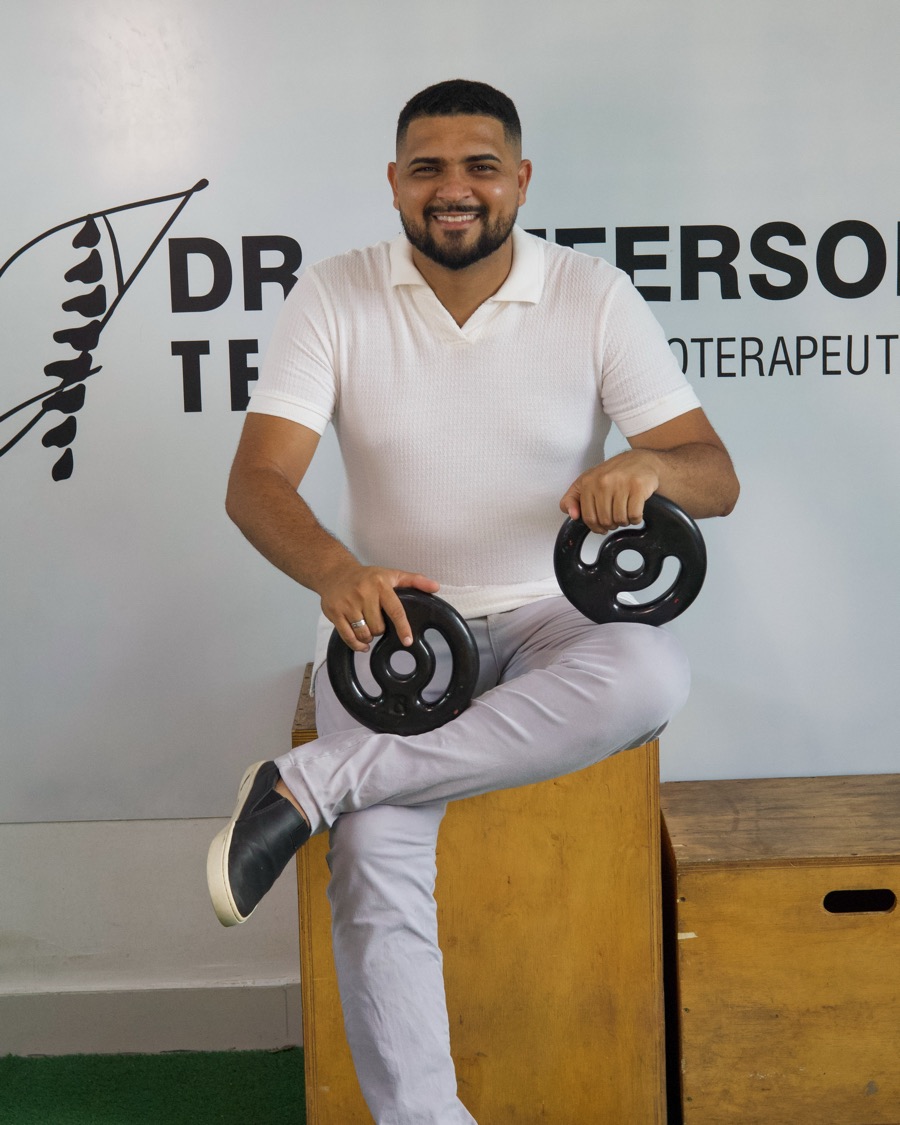 Jefferson Lima com anilhas de reabilitação na área de exercícios da clínica